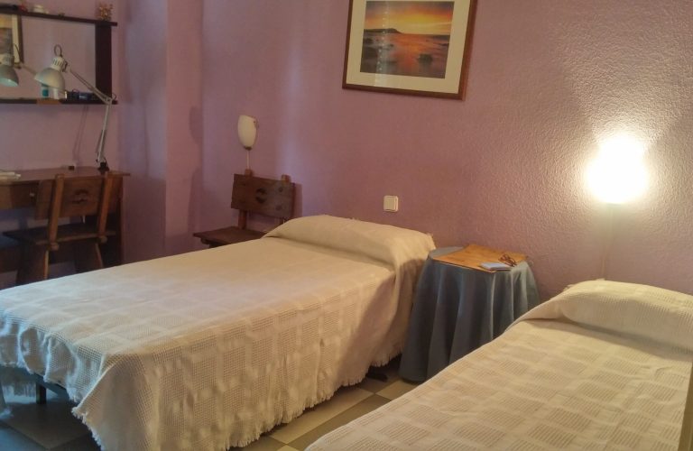 Homestay seville Double room with desk and bedside table