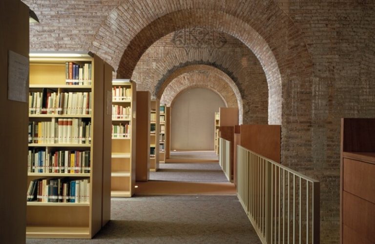 there is a huge Campus library for students to use