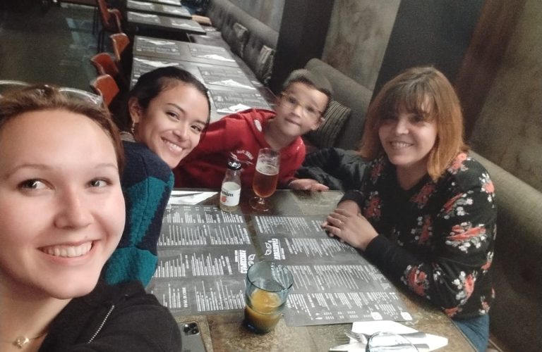 Students go out to dinner with their host family